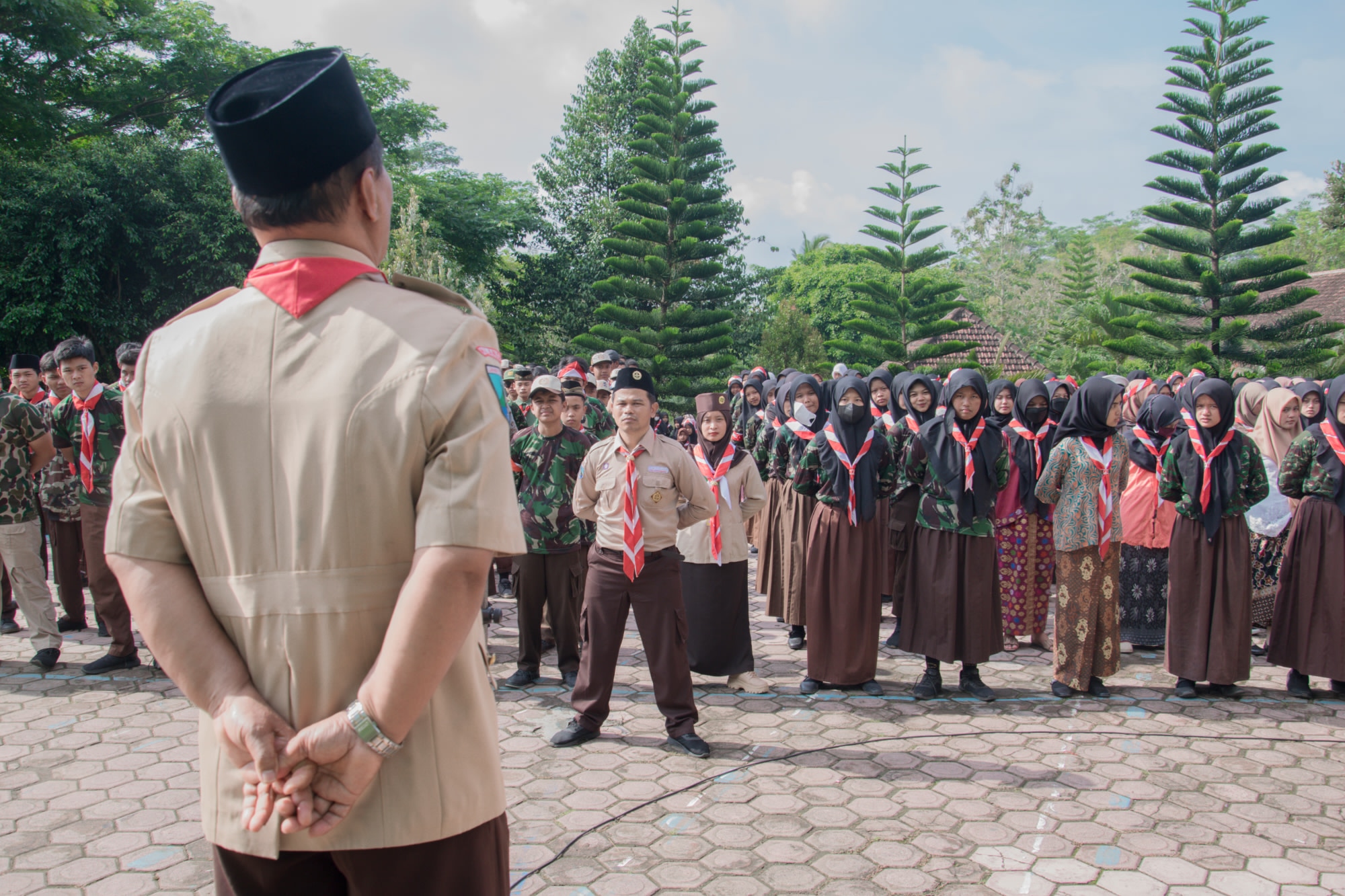 Kolaborasi Peringatan Hari Pahlawan MTs Negeri 5 Malang dengan Peserta Kursus Pembina Pramuka KMD dan KML
